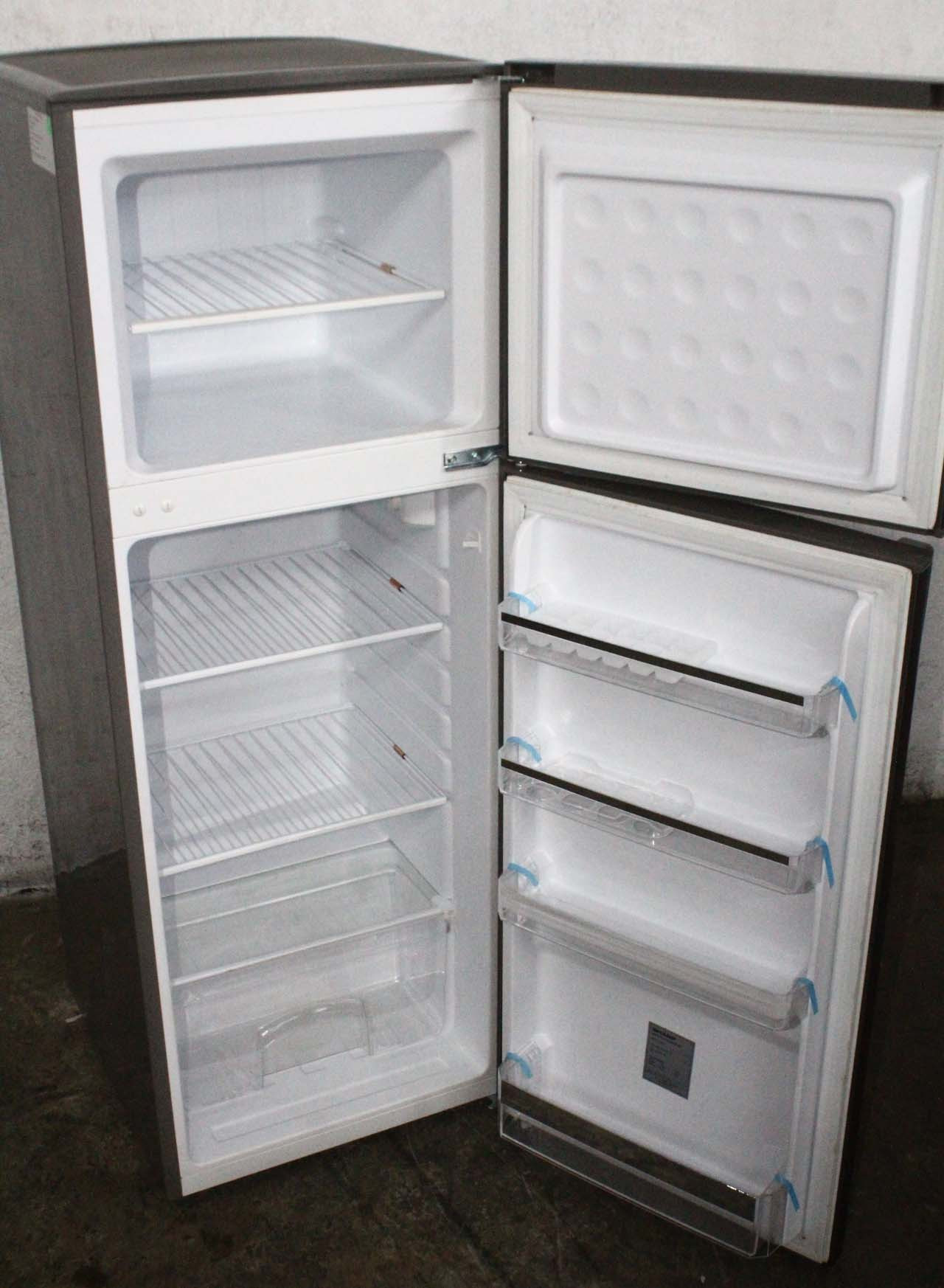 RCA 7.5CU FT REFRIGERATOR - WHITE - Earl's Auction Company